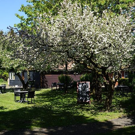 Lucy'S Inn Eesergroen Екстер'єр фото